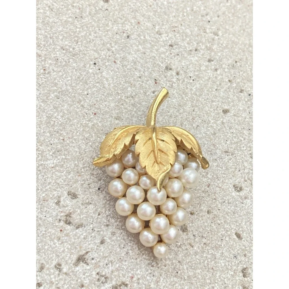 Vintage Crown Trifari Gold Tone Grape Brooch Faux‎ Pearl Cluster Leaf 1960s